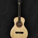 Guitare 00 artisanale en bois clair épicéa du Jura