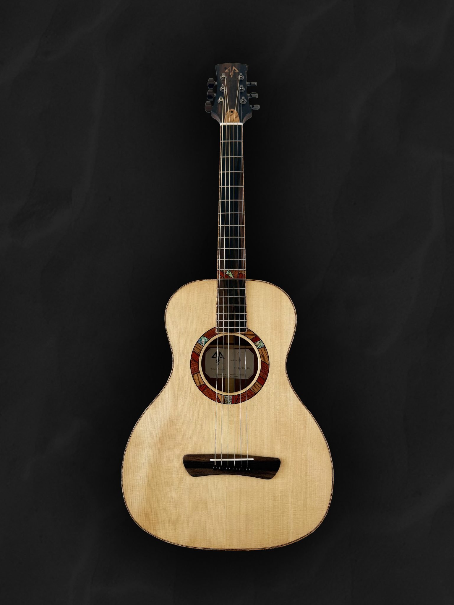 Guitare 00 artisanale en bois clair épicéa du Jura