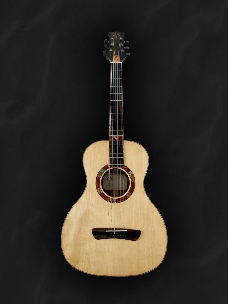 Guitare 00 artisanale en bois clair épicéa du Jura