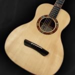Guitare 00 artisanale en bois clair épicéa du Jura