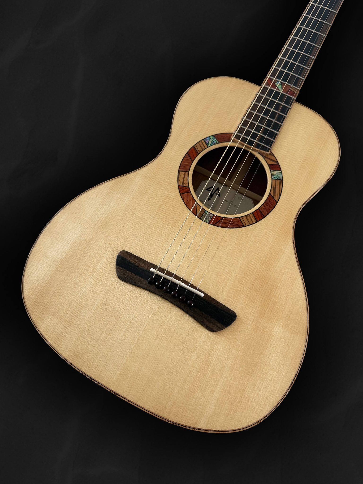 Guitare 00 artisanale en bois clair épicéa du Jura