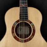 Guitare 00 artisanale en bois clair épicéa du Jura
