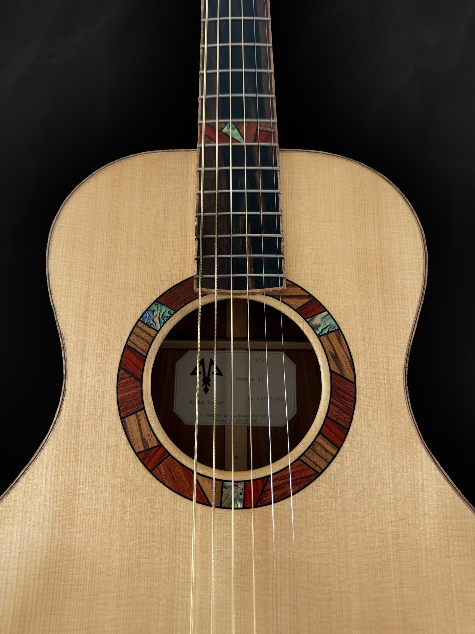 Guitare 00 artisanale en bois clair épicéa du Jura