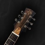 Guitare 00 artisanale en bois clair épicéa du Jura
