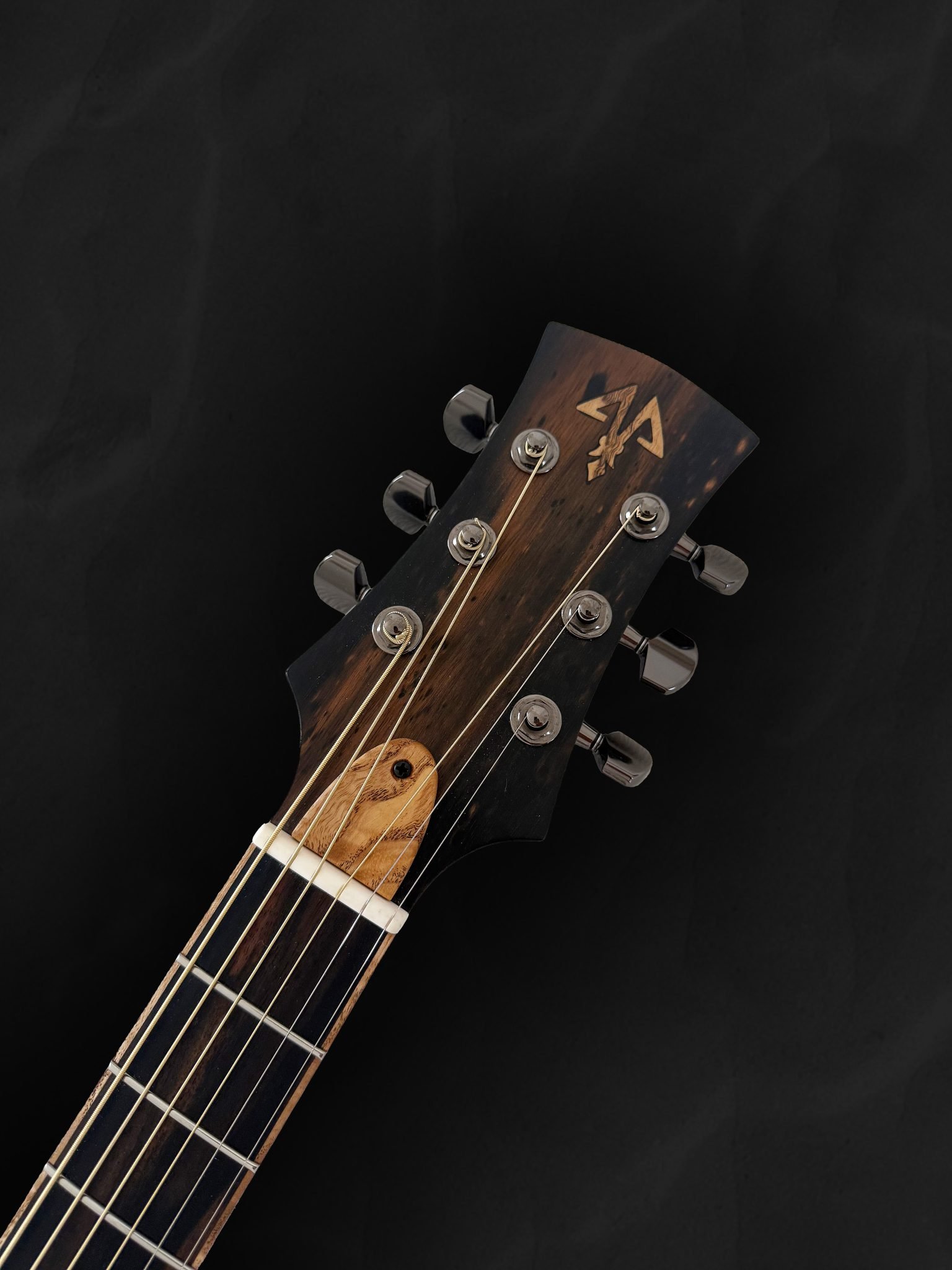 Guitare 00 artisanale en bois clair épicéa du Jura