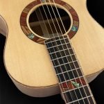 Guitare 00 artisanale en bois clair épicéa du Jura