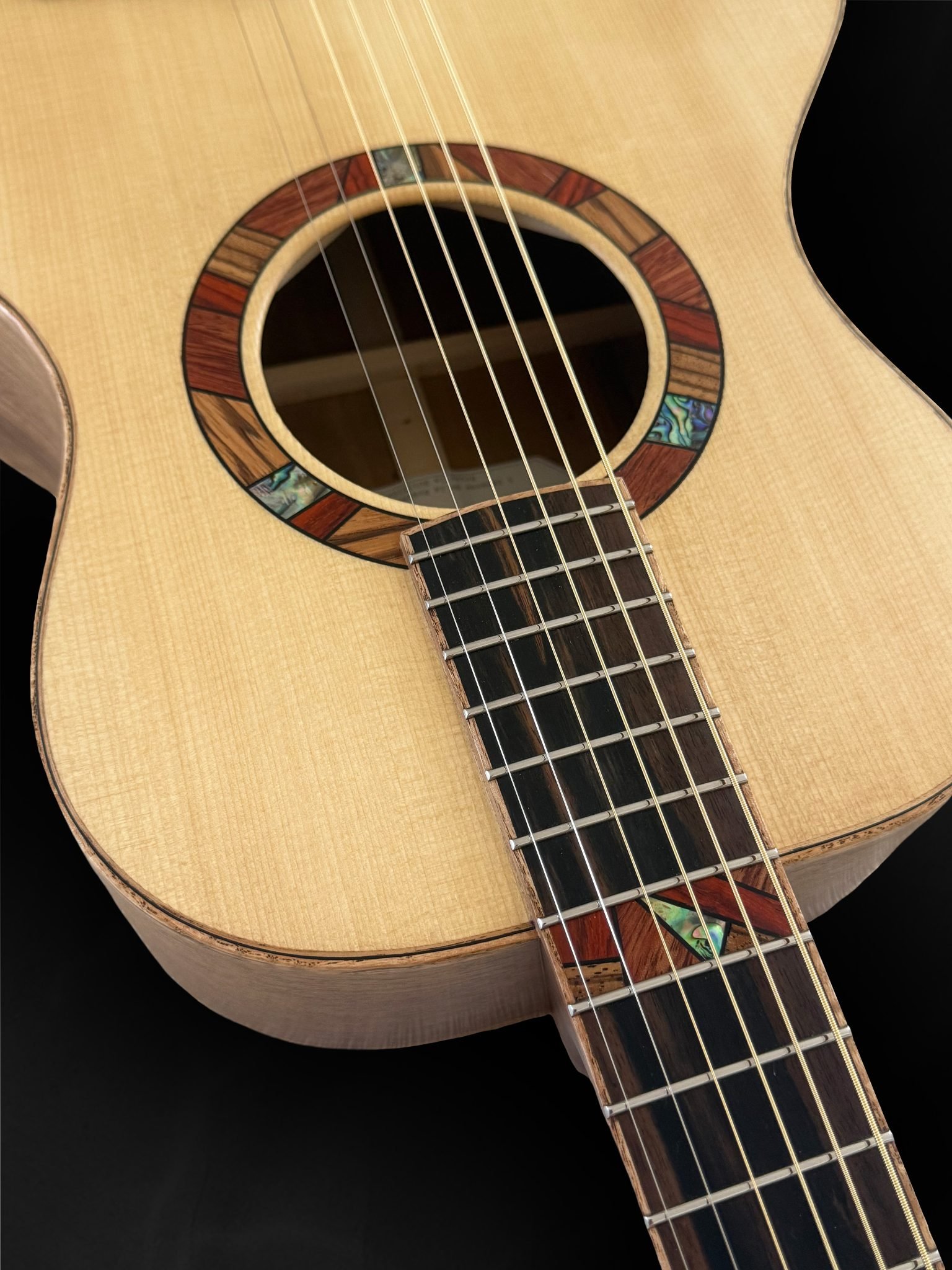 Guitare 00 artisanale en bois clair épicéa du Jura