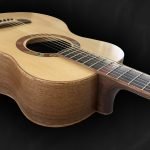 Guitare 00 artisanale en bois clair épicéa du Jura