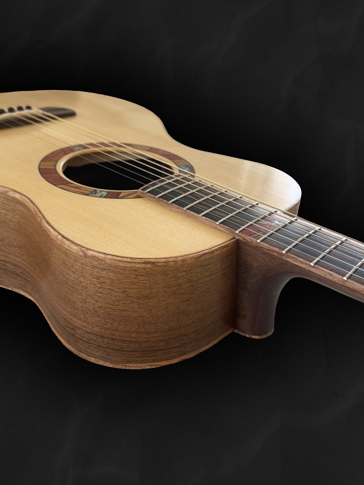 Guitare 00 artisanale en bois clair épicéa du Jura