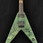 Guitare électrique flying V en bois vert et incrustations personnalisées
