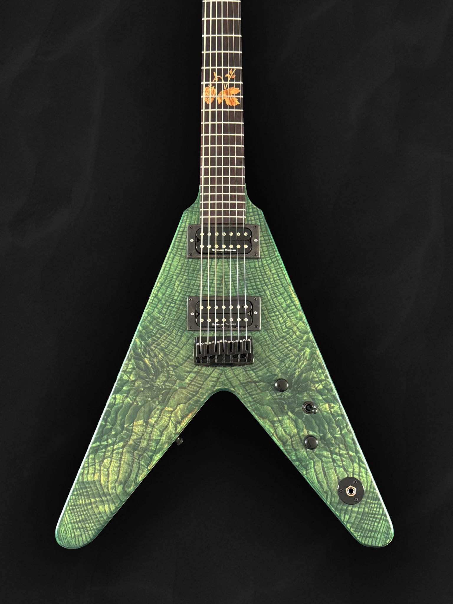 Guitare électrique flying V en bois vert et incrustations personnalisées
