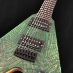 Guitare électrique flying V en bois vert et incrustations personnalisées