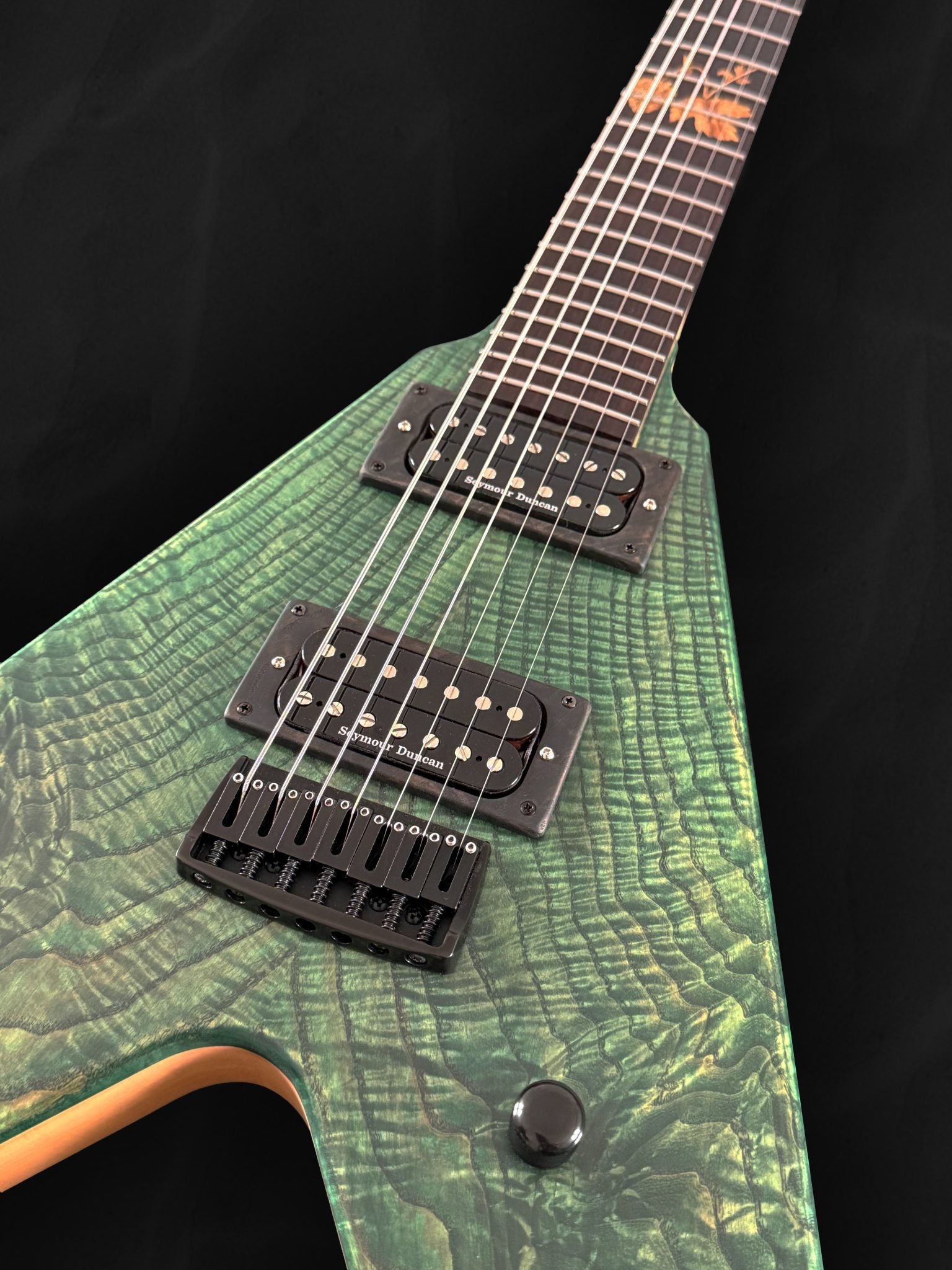Guitare électrique flying V en bois vert et incrustations personnalisées