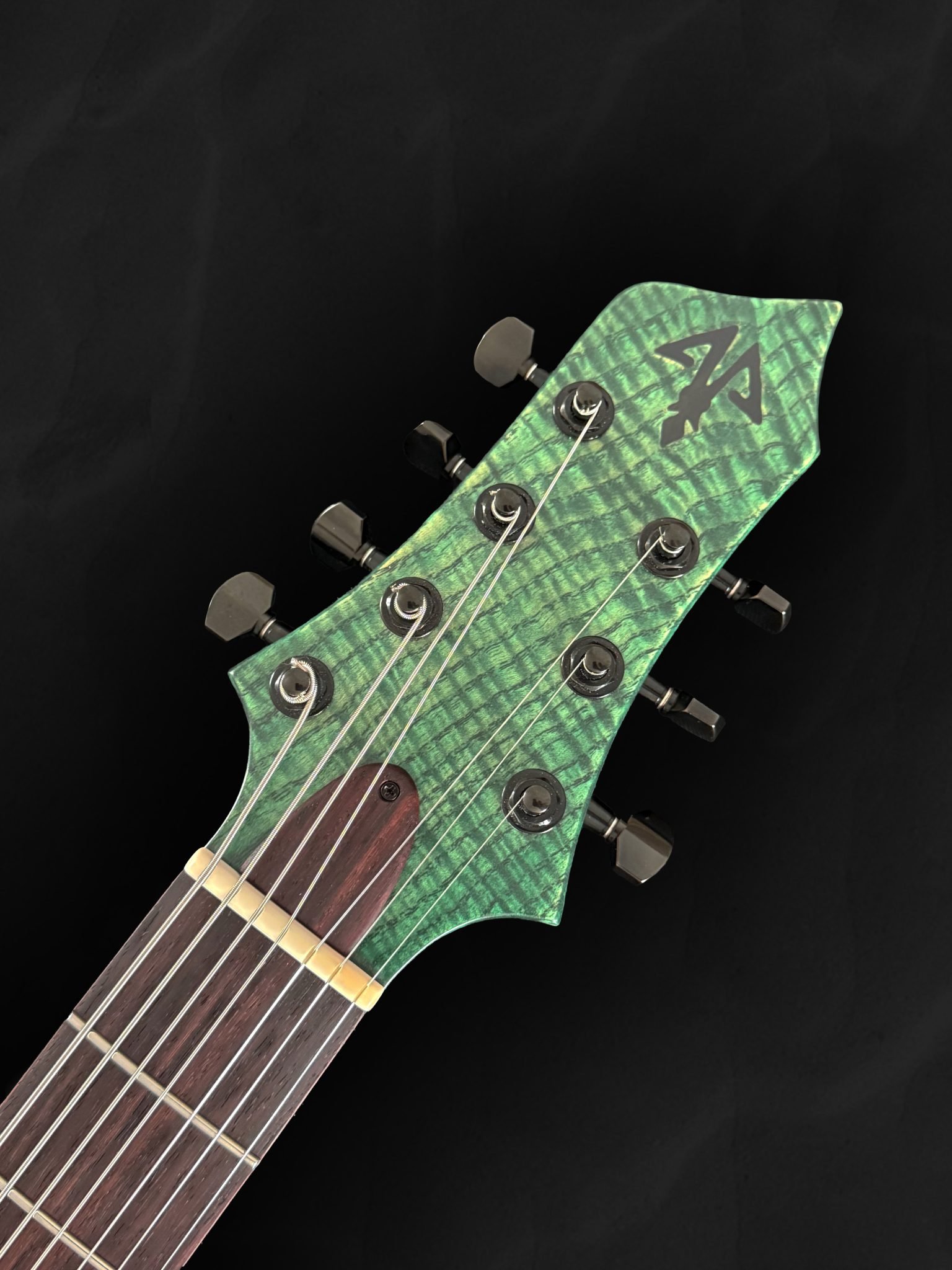 Guitare électrique flying V en bois vert et incrustations personnalisées