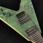 Guitare électrique flying V en bois vert et incrustations personnalisées