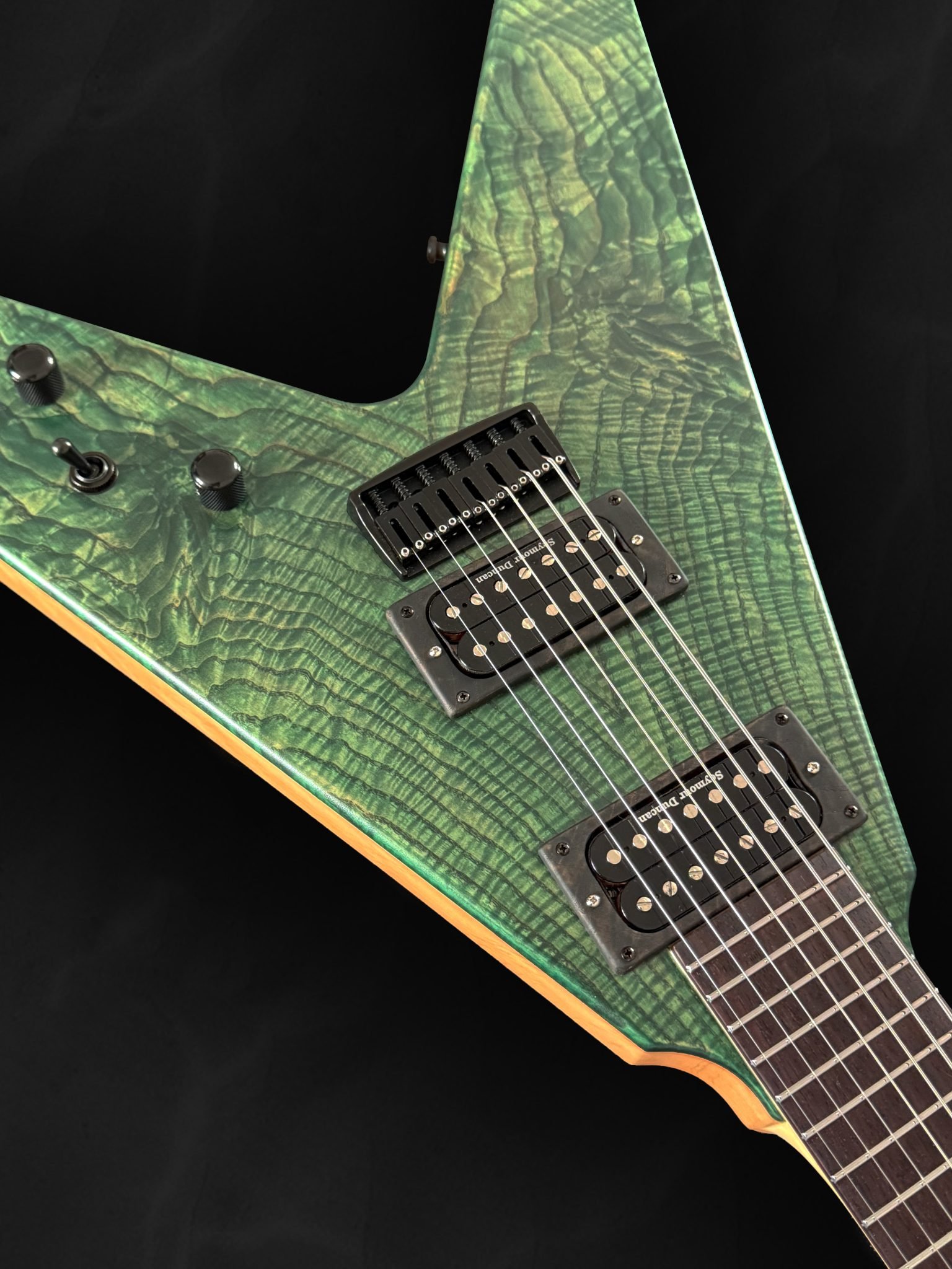 Guitare électrique flying V en bois vert et incrustations personnalisées