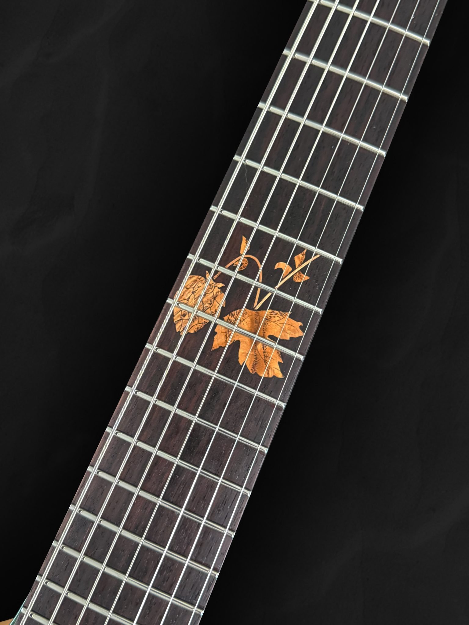Guitare électrique flying V en bois vert et incrustations personnalisées